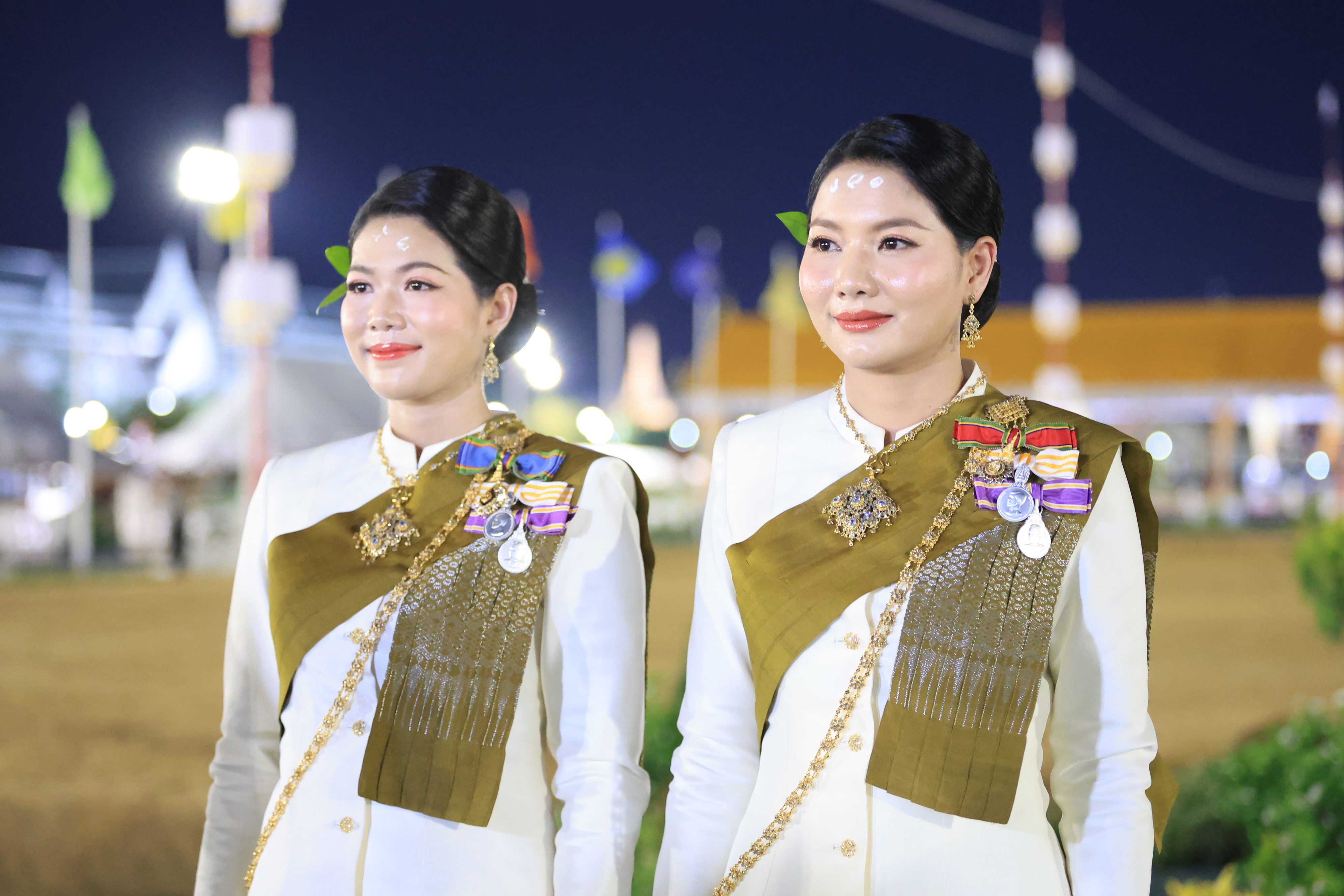 title - ปลัดเกษตรฯ ผู้ทำหน้าที่พระยาแรกนา พร้อมด้วยเทพีคู่หาบทองและเทพีคู่หาบเงิน ทำพิธีล้างมือพระยาแรกนา และเจิมหน้าพระโค